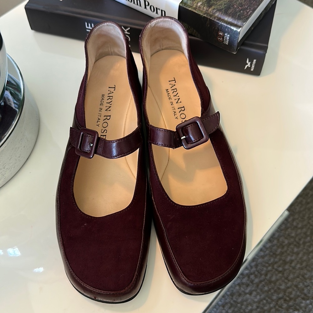 Taryn Rose Venice in black cherry. EU size 37.5